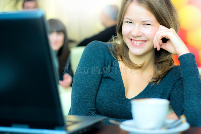 Young business woman drinking coffee and working o