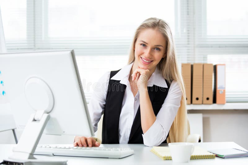 https://thumbs.dreamstime.com/b/young-business-woman-using-computer-office-portrait-young-business-woman-using-computer-office-117010939.jpg