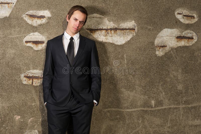 Young businessman standing outdoors in trendy suit royalty free stock photography Young businessman standing outdoors in trendy suit royalty free stock photography
