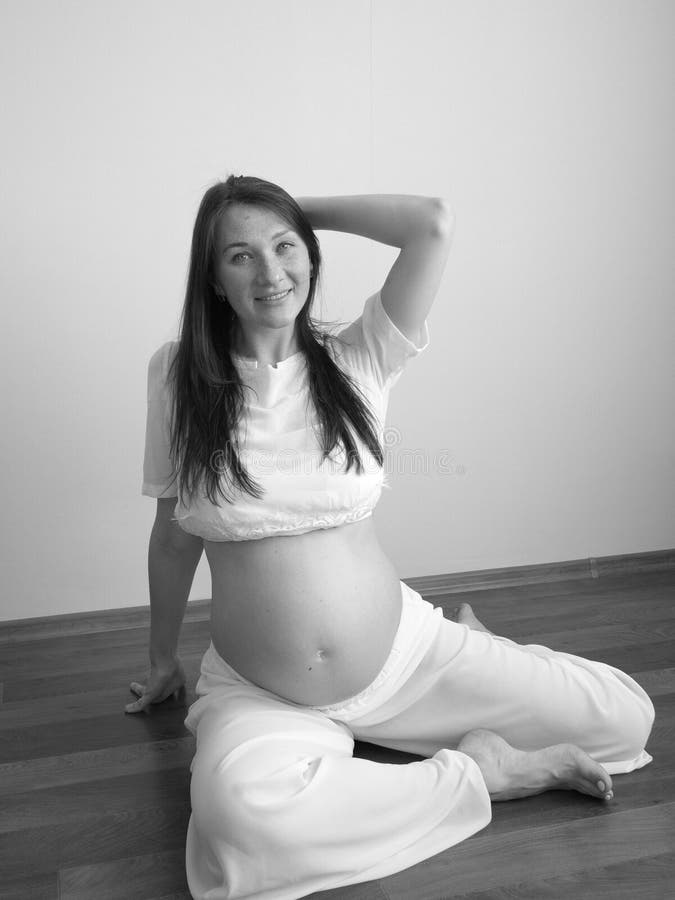 Maternity photo pose | Maternity photoshoot outfits, Maternity photo  outfits, Maternity photography outdoors