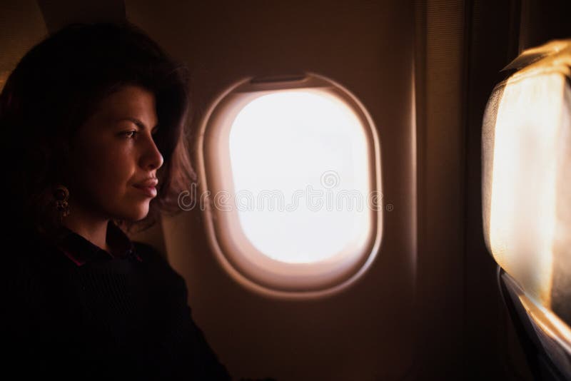 Буду сидеть в самолете и думать. Девушка в капюшоне сидит в самолёте. Девушка сидит в самолёте фото и в очках и пальто. Looking from the plane Hackers 1995gif.