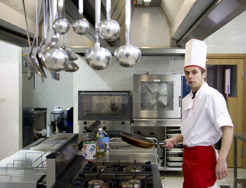 Junge Koch arbeitet in seiner Küche, prepearing etwas zu Essen.