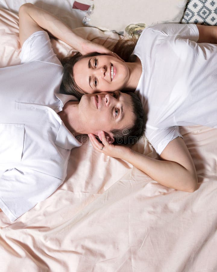 https://thumbs.dreamstime.com/b/young-couple-bed-man-woman-top-view-above-smile-love-together-white-t-shirt-close-up-portrait-loving-men-women-lying-124061480.jpg