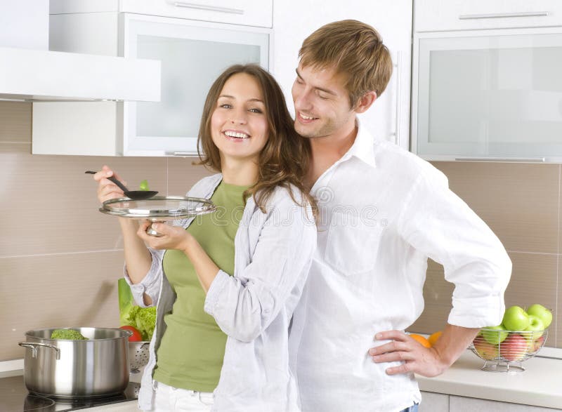 Junge glückliche paar gemeinsam Kochen zu Hause Küche.