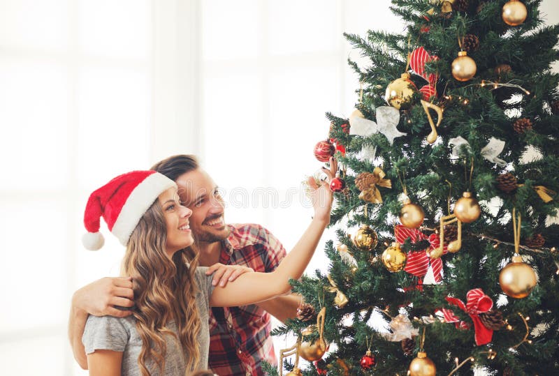 Young couple decorating a Christmas tree stock photography Young couple decorating a Christmas tree stock photography