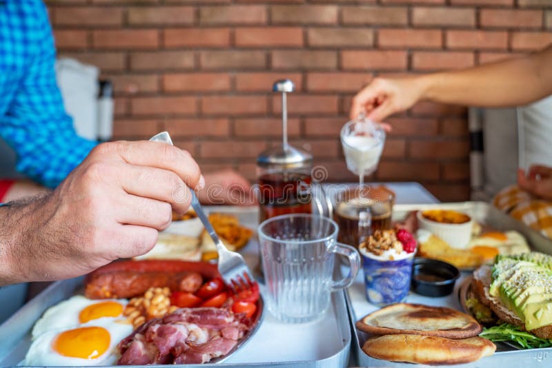 Жить без завтрака. Рестораны США eat Breakfast. Завтрак в Нью Йорке. Что люди едят на завтрак. Обильный завтрак с паштетами фото.