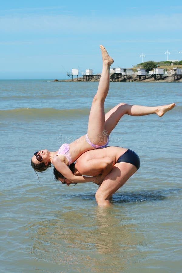 L'immagine di una giovane coppia si diverte sulla spiaggia.