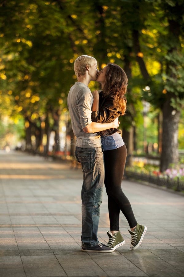 Парень целуется на улице. Люди целуются на улице. Поцелуй пары на улице. Поцелуи на улице с девушкой. Целовашки на улице.