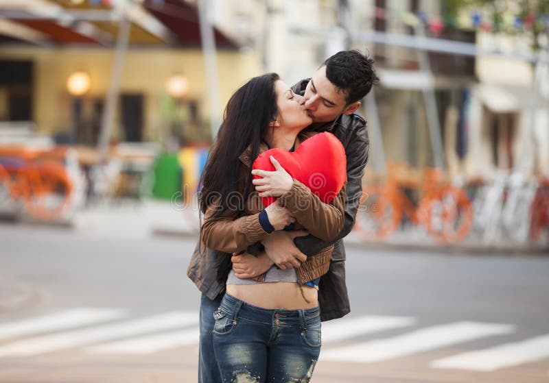 Парень целуется на улице. Молодая пара целуется на улице. Французский поцелуй на улице. Фото молодой пары на улице поцелуй. Парень и девушка целуются.