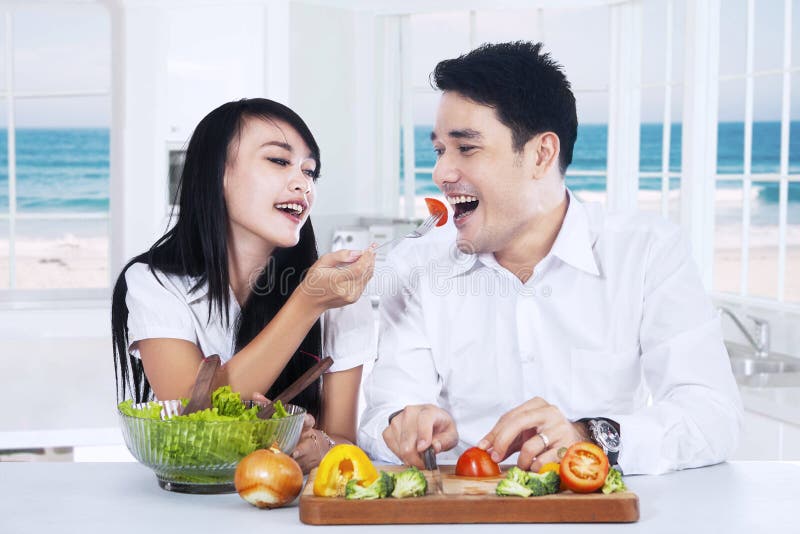 Young couple preparing healthy food royalty free stock image Young couple preparing healthy food royalty free stock image