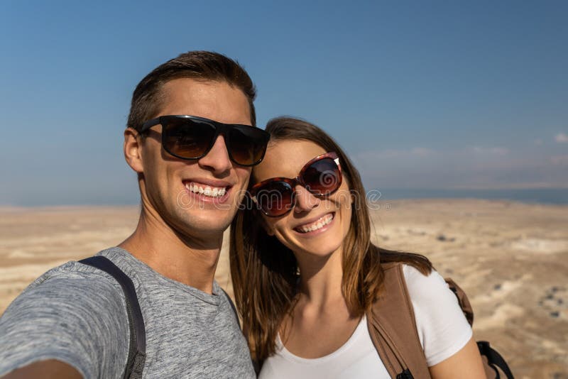 Young couple taking a selfie in the desert of israel royalty free stock photography Young couple taking a selfie in the desert of israel royalty free stock photography