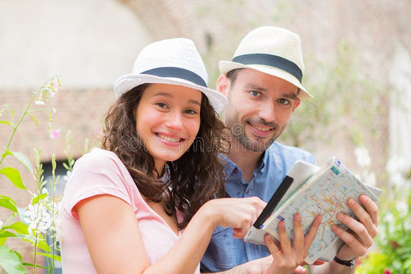 Young couple of tourists visiting city royalty free stock photography Young couple of tourists visiting city royalty free stock photography