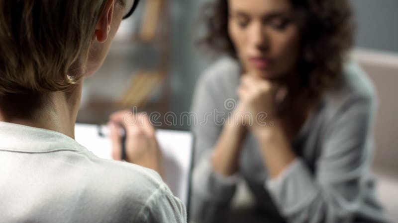 Joven deprimido mujer discurso sobre el dama Un psicólogo durante sesiones,, banco de fotos tipo foto.