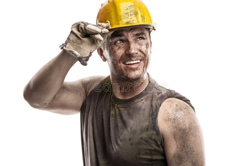Giovane sporco lavoratore uomo difficile un cappello casco isolato su sfondo bianco.