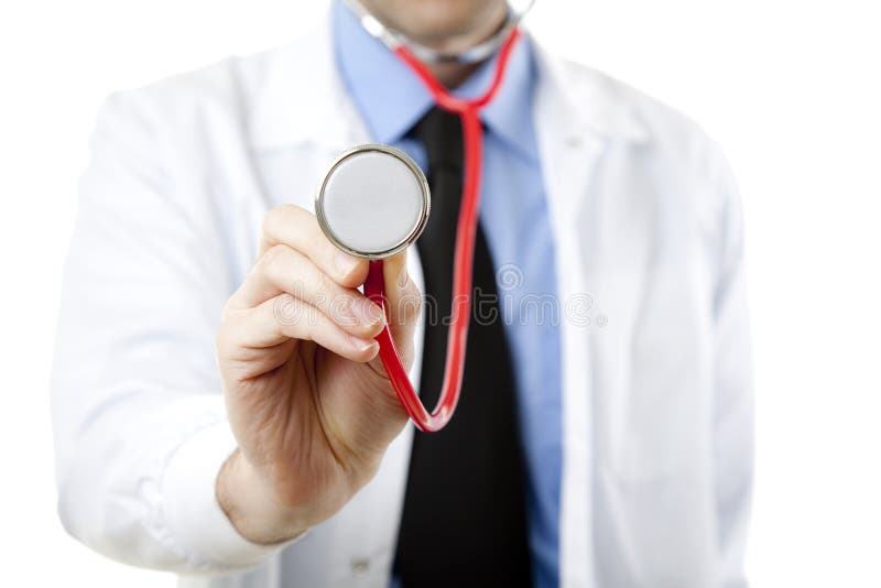 Lekár izolované na bielom drží stetoskop.