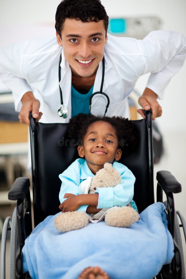 Giovane Medico aiutare un bambino malato in ospedale.