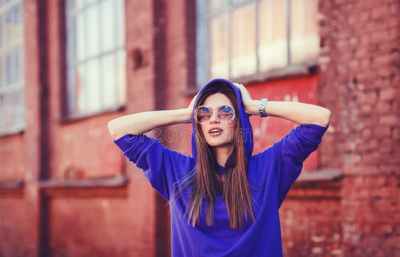 Young fashion woman posing on the background of red wall royalty free stock photography Young fashion woman posing on the background of red wall royalty free stock photography