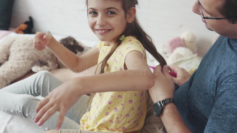 Young father(父) Spends Time with His Little daughter(娘). Dad Plaits Pigtails, Plays with Her and Fools Around Stock Video - Video of little, happy: 120026263