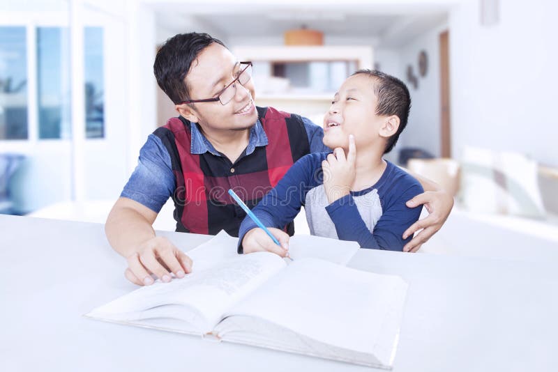 Мальчик отец учитель. Папа учит Корея. Молодой отец на учёбе. A father teaching his son something. His father is Megdardo Reyes.