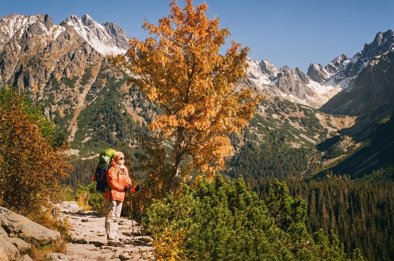 Mladá turistka prozkoumává horskou lokalitu na Slovensku