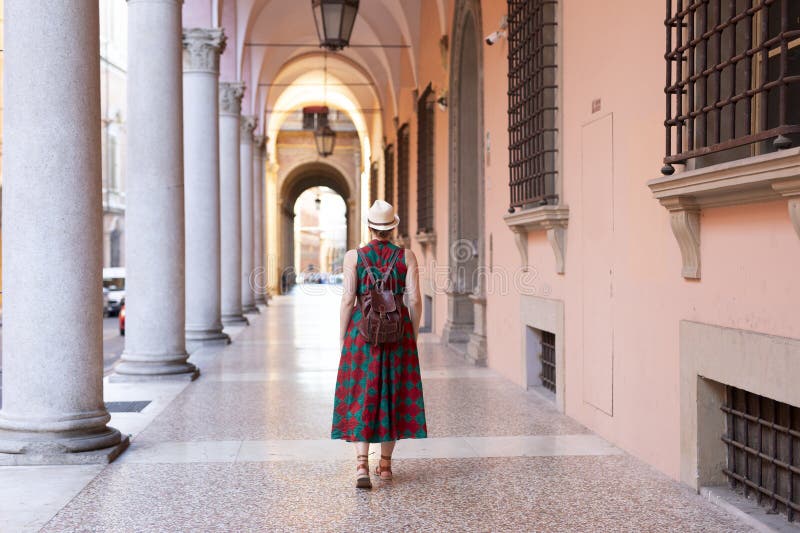 Studentă tânără îmbrăcată ocazional în faimoasele galerii arcuite din orașul Bologna din Italia. bologna este un oraș studențesc royalty free stock photography