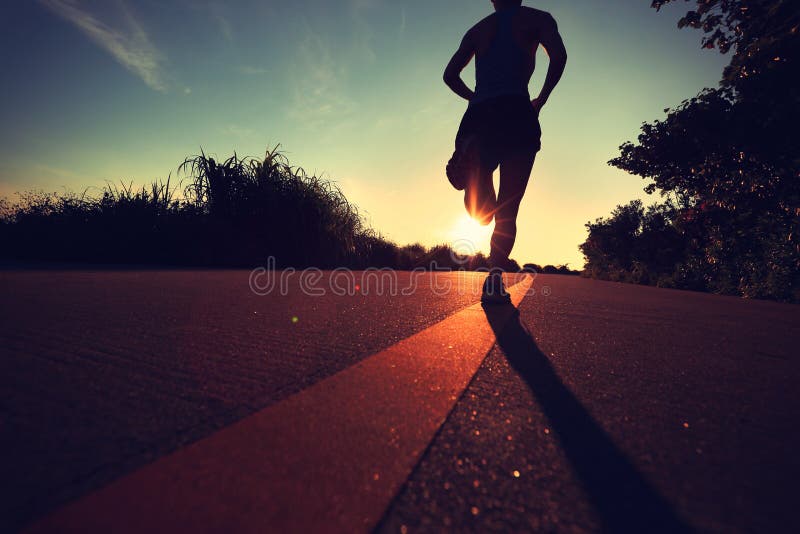 Joven idoneidad una mujer correr sobre el amanecer costa acera, antiguo efecto.