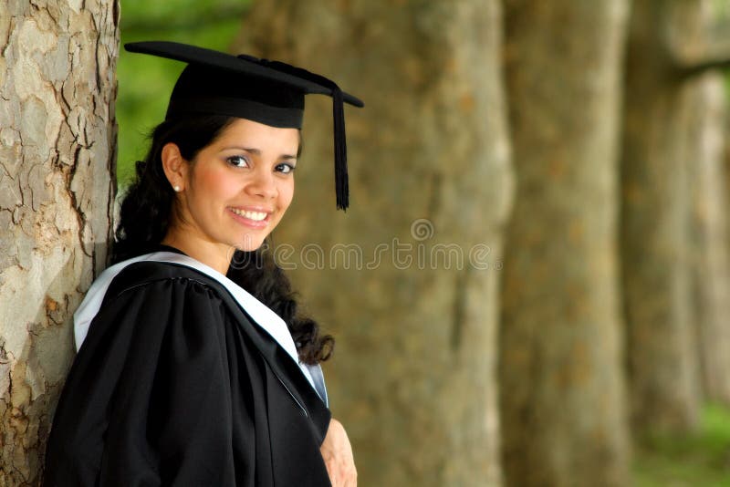 Un ritratto di una ragazza giovane ragazza in una laurea abito.