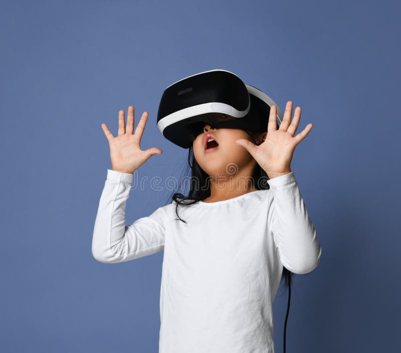 Shinkan Harmoni Stort univers Young Girl Kid Child Play Virtual Reality Game Hold Vr Glasses and  Surprised. Cyber Space and Virtual Gaming Stock Photo - Image of  futuristic, cyberspace: 170761254
