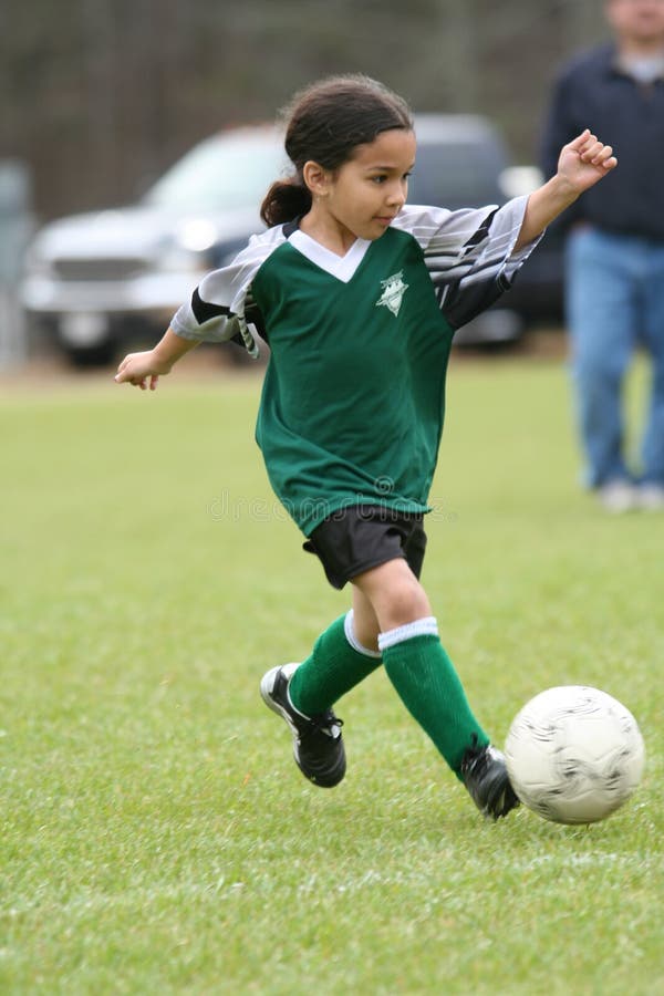Tânără care joacă fotbal royalty free stock images