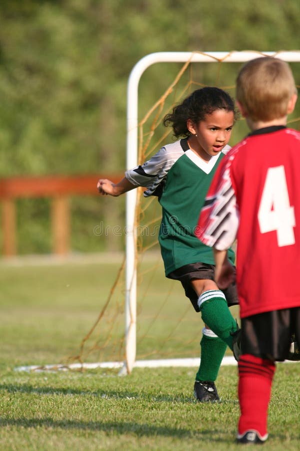 Tânără care joacă fotbal stock image