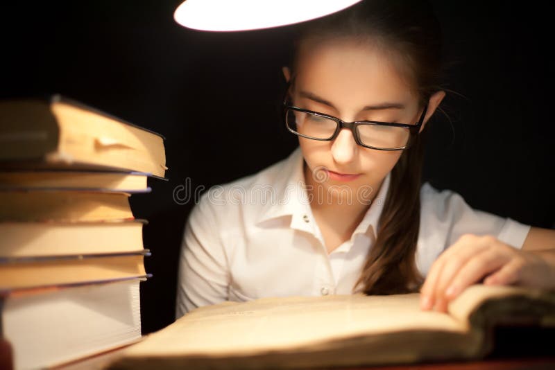 girls reading light