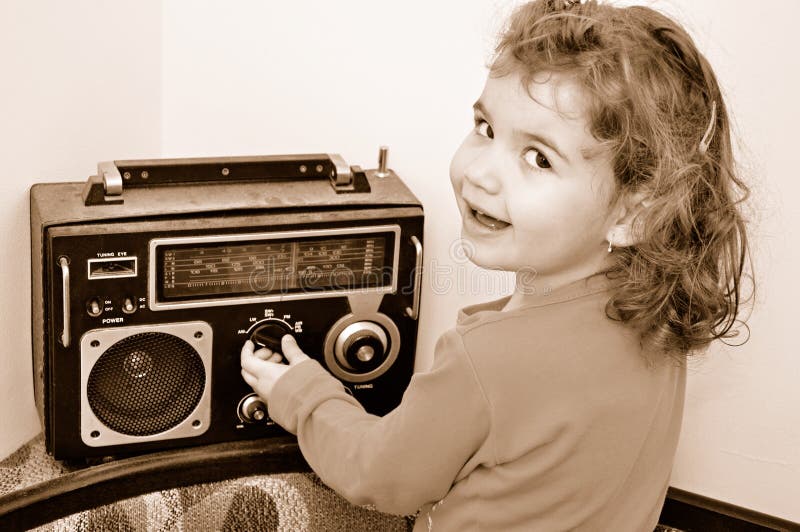 Sladká mladá dívka, a retro zaprášené rádio.