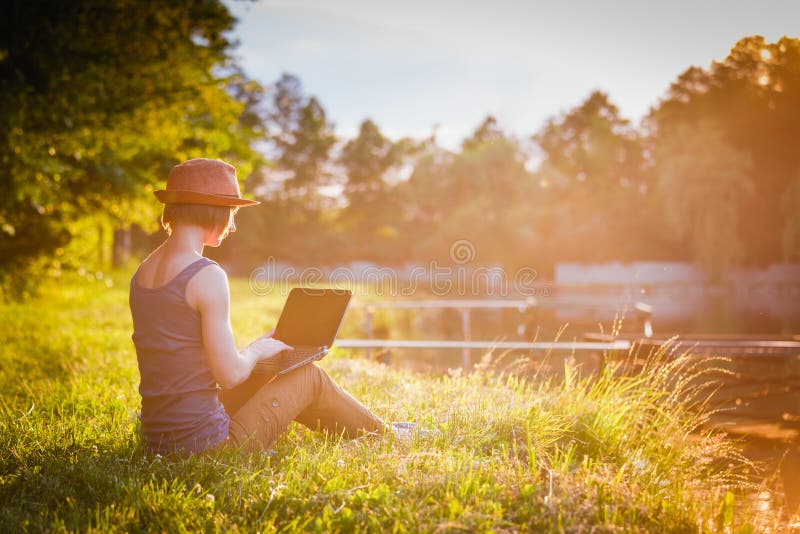 Young girl working/studing in the park royalty free stock images Young girl working/studing in the park royalty free stock images