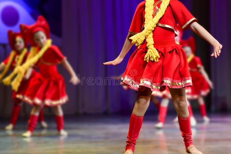 Round dance. Костюм народные танцы для девочек красный. Народные танцы чулки. Конкурс очаровательный наряд. Russian Dance картинки.