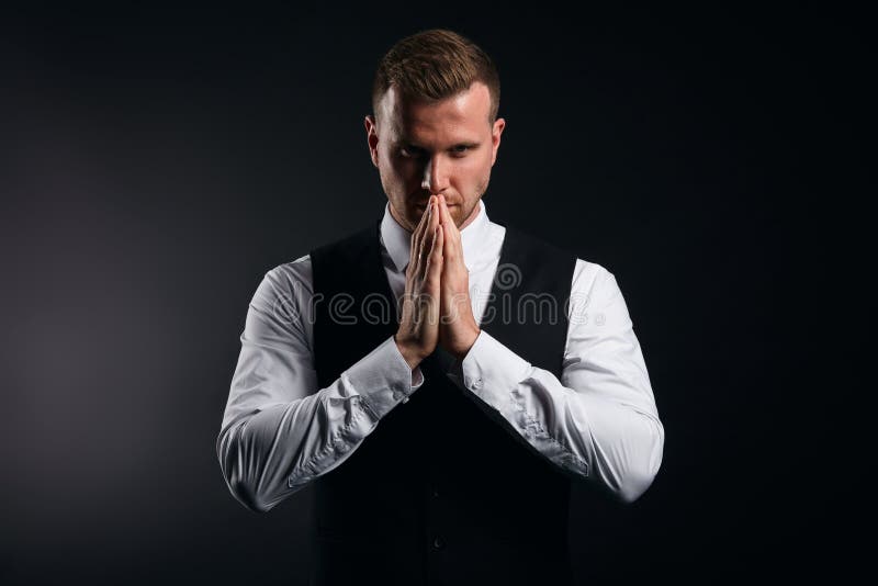 Mladý handsome podnikateľ žobranie a modlí ruky spoločne nádej výraz, tvorba prianie na mať úspešná,, jóga.