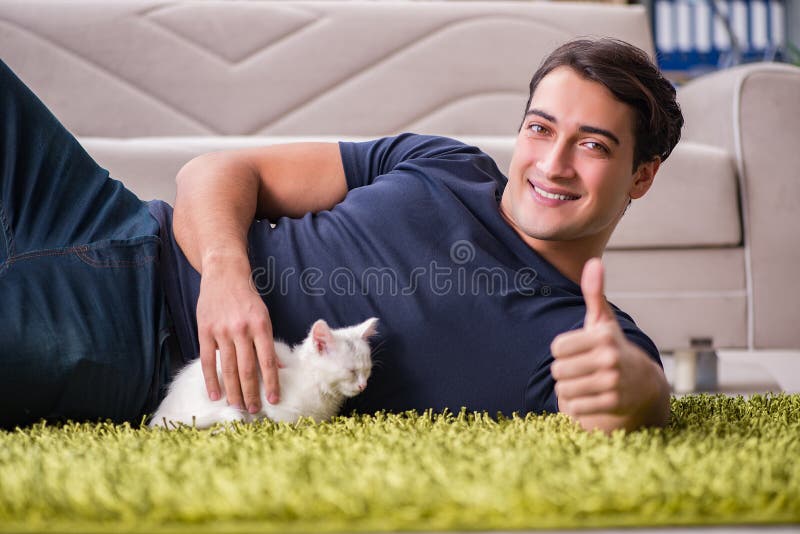 Petting men. Красивые молодые парни с белым котом. Мужик в белом с белым котом. Белый котенок на руках у мужчины.