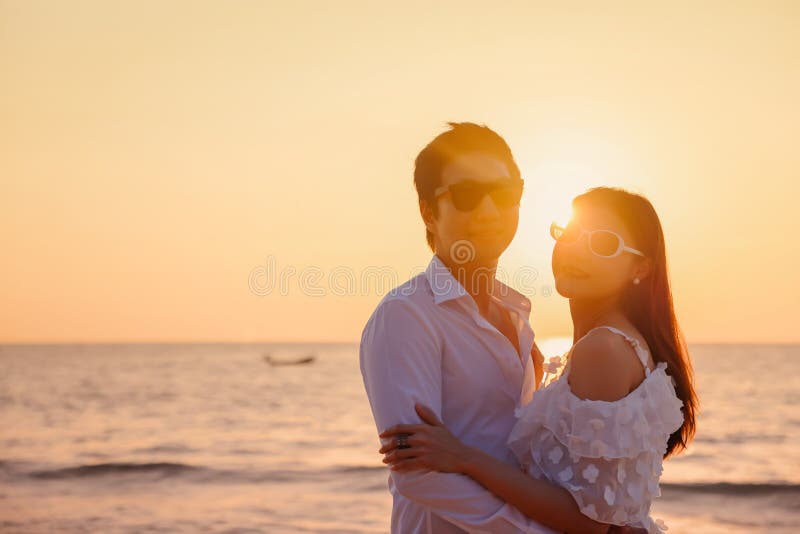 4 109 Happy Young Couple Walking Holding Hands Beach Photos Free