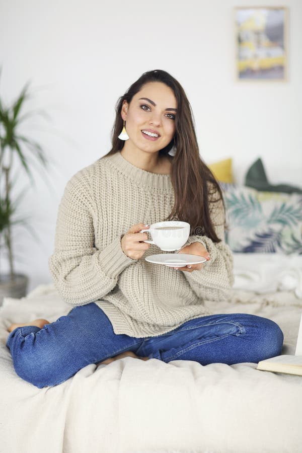 Young happy brunette woman with book royalty free stock image Young happy brunette woman with book royalty free stock image