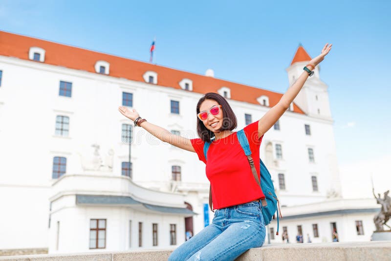 Šťastná turistka v Bratislavě poblíž hradu nebo hradu. Cestování na Slovensku a koncept Evropské unie