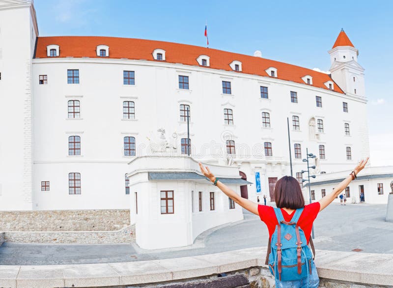 Šťastná turistka v Bratislavě poblíž hradu nebo hradu. Cestování na Slovensku a koncept Evropské unie