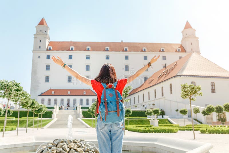 Šťastná turistka v Bratislavě poblíž hradu nebo hradu. Cestování na Slovensku a koncept Evropské unie