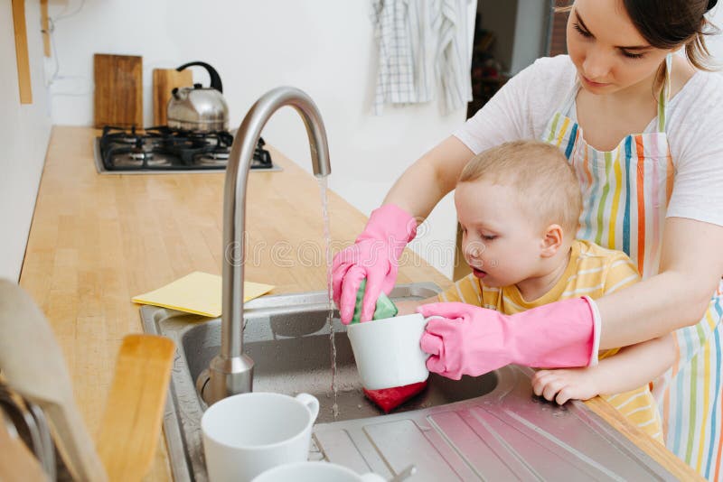 She the dishes already. Мытье кружки. Фото мытье кружки. Мыть чашку картинка для детей. Картинка для детей папа моет чашки.