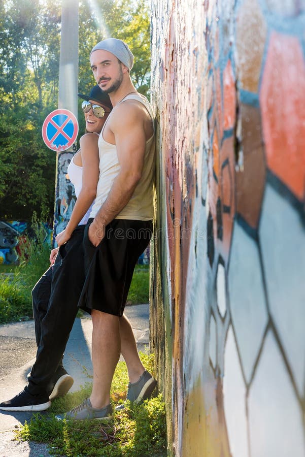 Young Couple leaning against a wall in a urban environment stock photography Young Couple leaning against a wall in a urban environment stock photography