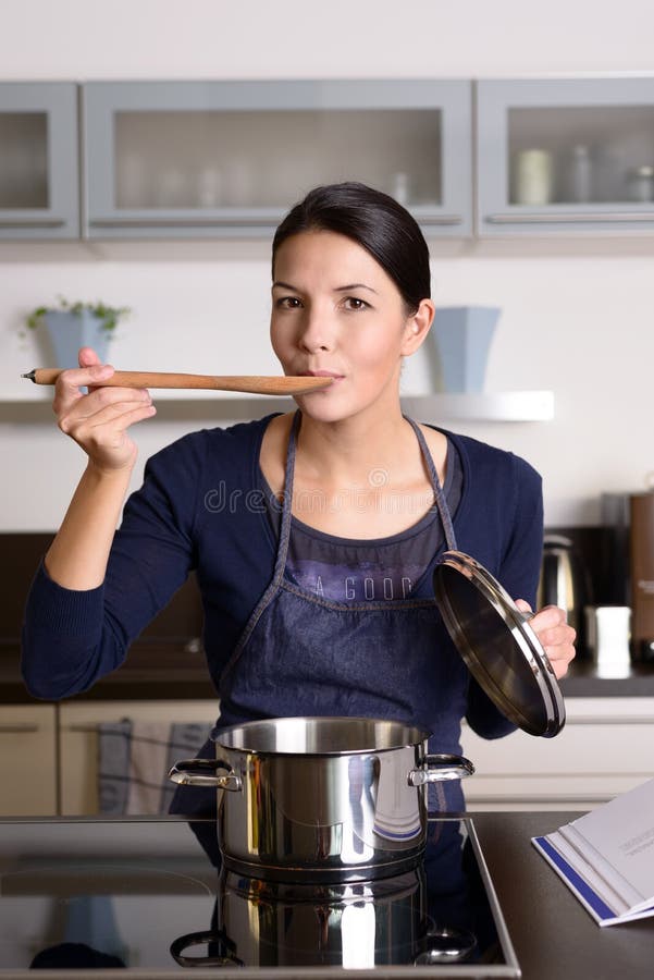 Развод молодых домработниц.. She is Cooking. Now she Cook dinner. Маша которая готовит и ее муж.