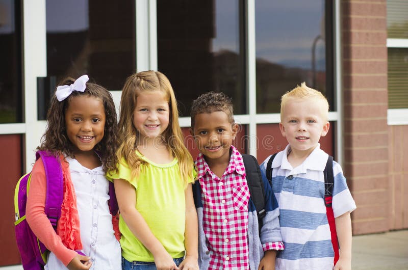 Junge kindergarten-Alter Kinder stehen vor Ihrer Schule immer bereit nach innen zu gehen.