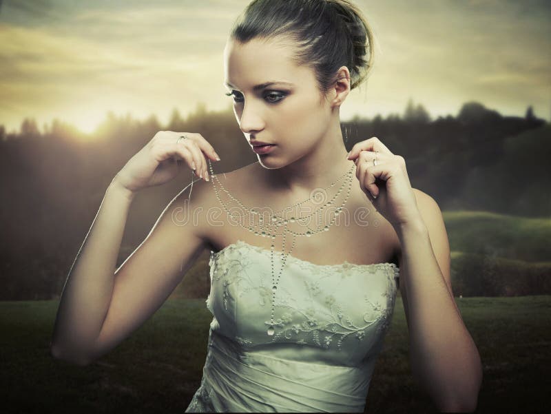 Fine art photo giovane donna che indossa una collana di rugiada del mattino.