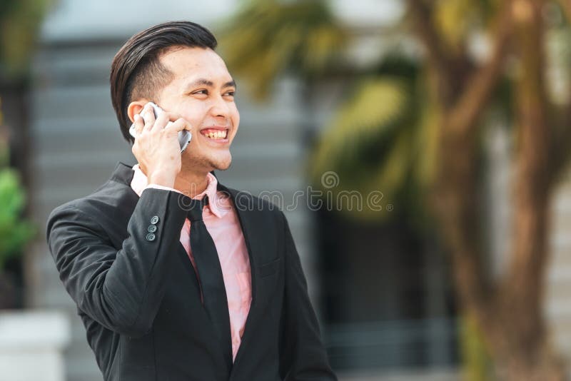 Young Malay Business Man pratar med sin smartphone royaltyfria foton Young Malay Business Man pratar med sin smartphone royaltyfria foton