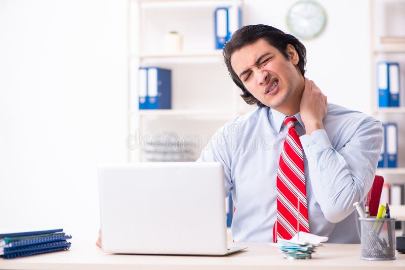 Парни на рабочем месте. Измученный сотрудник. Young Employee suffering in the Office. Страдающие сотрудники.