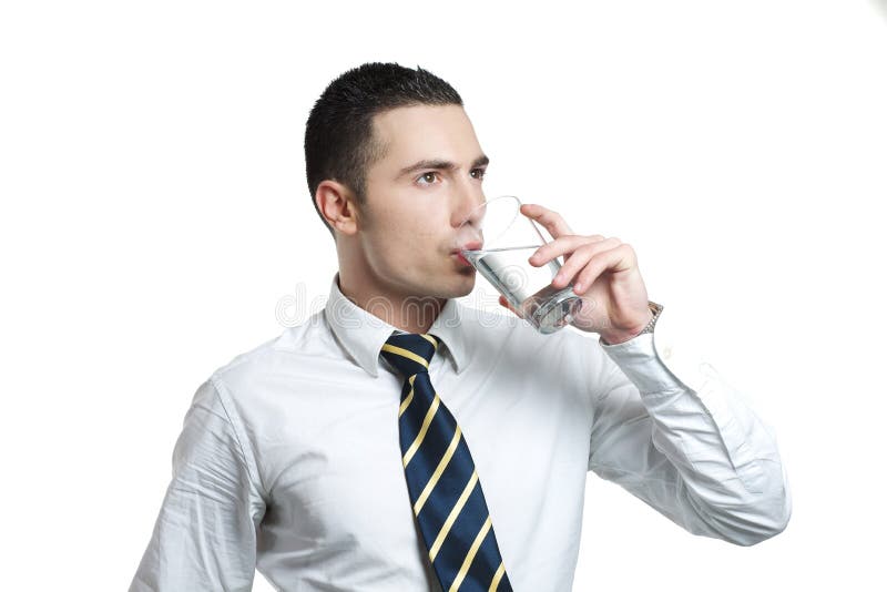 Joven hombre bebiendo Agua vaso.