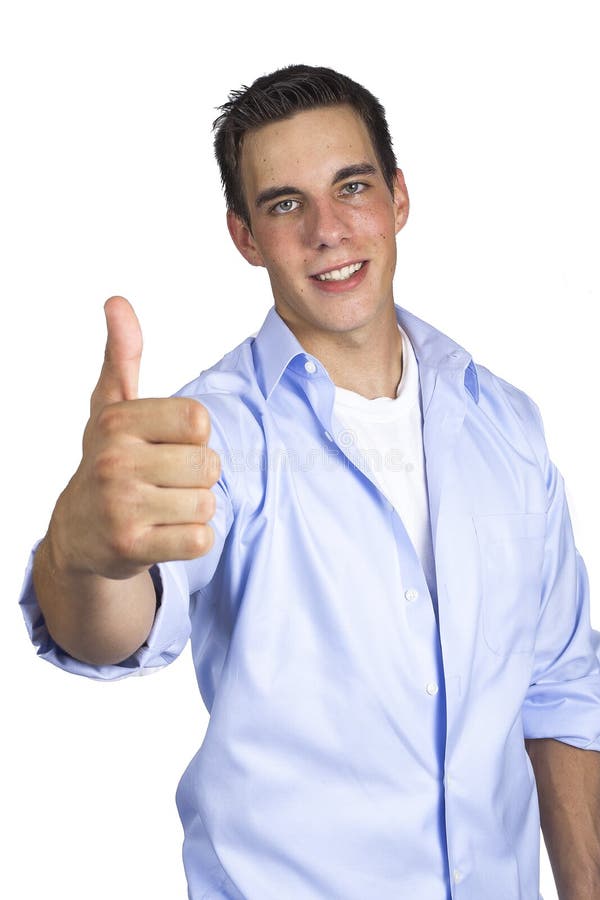 Un giovane uomo felice in una camicia blu dà il pollice verso l'alto segno.
